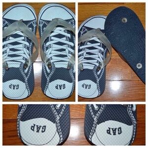 Youth boys GAP Kids flip-flops, size 1/2